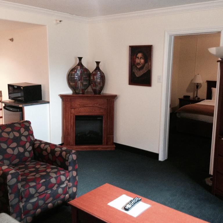 Hay River Ptarmigan Inn חדר תמונה