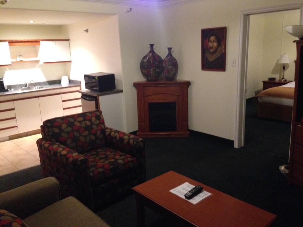 Hay River Ptarmigan Inn חדר תמונה