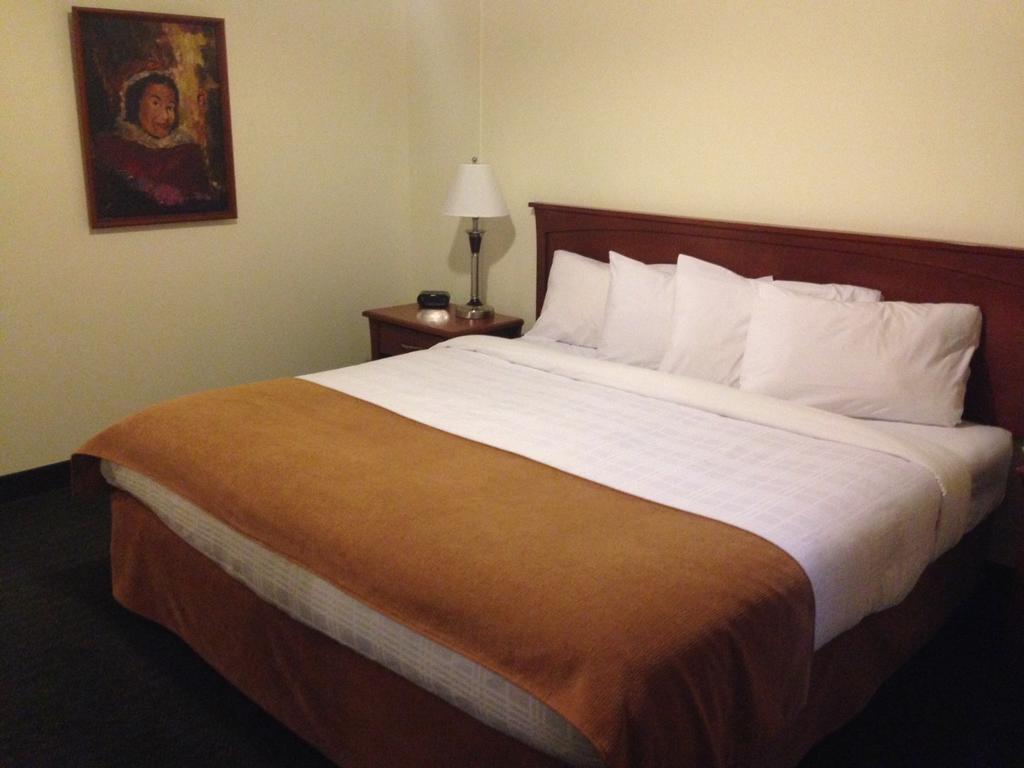 Hay River Ptarmigan Inn חדר תמונה