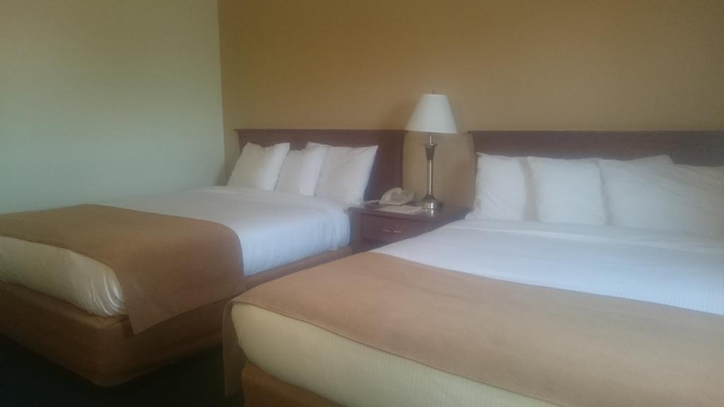 Hay River Ptarmigan Inn חדר תמונה