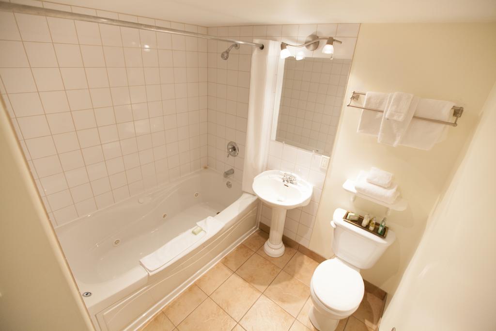 Hay River Ptarmigan Inn חדר תמונה