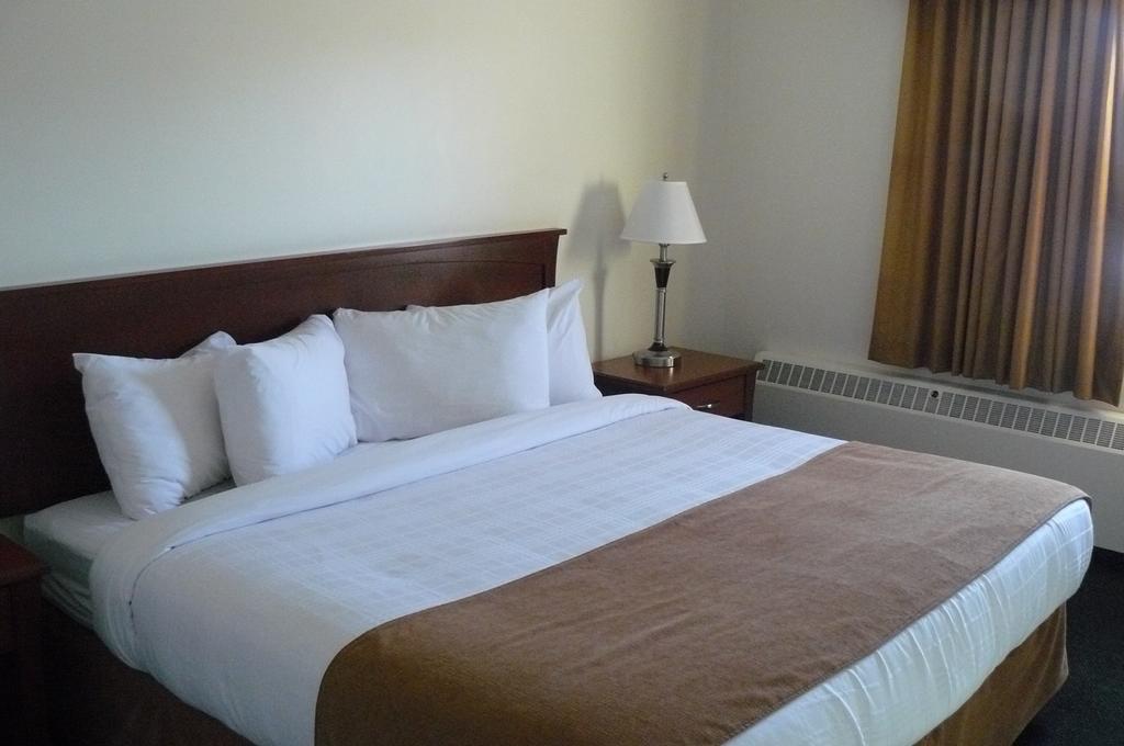 Hay River Ptarmigan Inn חדר תמונה