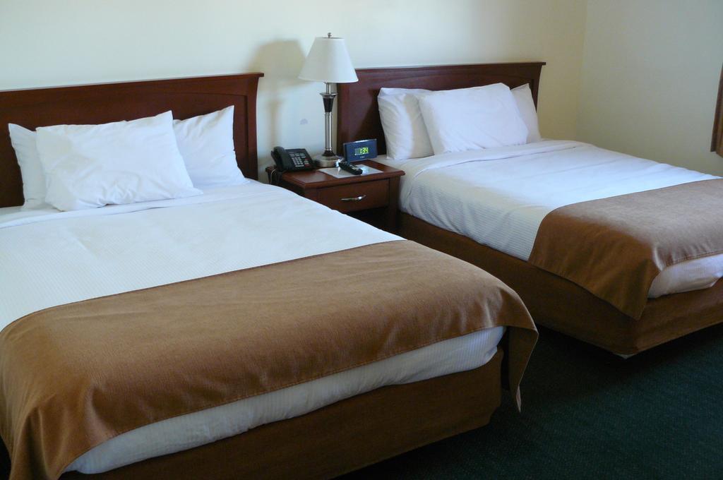 Hay River Ptarmigan Inn חדר תמונה