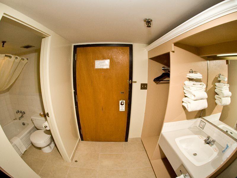 Hay River Ptarmigan Inn מראה חיצוני תמונה